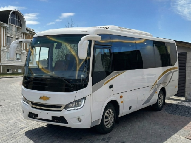 لمتكم الكبيرة محتاجة باص يشيلها.. إيجار شيفورليه 33 راكب سياحي!