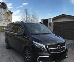 عنوان الفخامة والرحابة.. إيجار مرسيدس فيانو VIP!