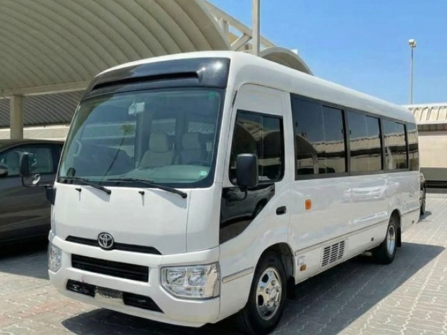 رفاهية السفر الجماعي.. إيجار تويوتا كوستر 21 راكب VIP!