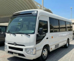 رفاهية السفر الجماعي.. إيجار تويوتا كوستر 21 راكب VIP!