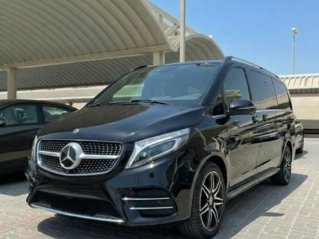 رحلتك العائلية بمستوى الدرجة الأولى.. إيجار مرسيدس فيانو VIP!
