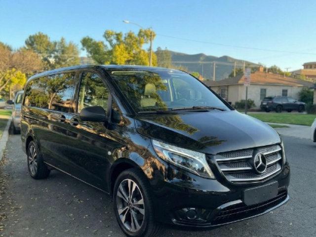 فخامة الصالون المتنقل.. إيجار مرسيدس فيانو VIP!