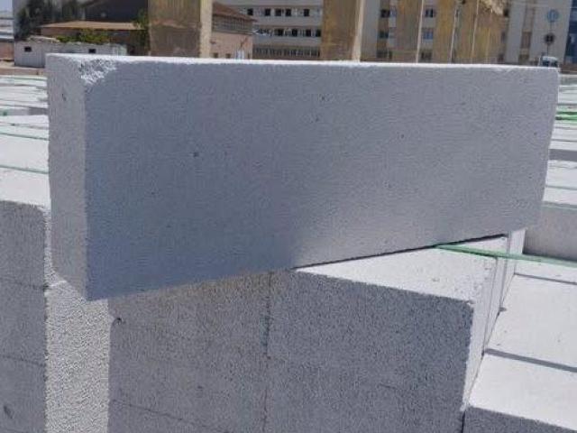 طوب أبيض خفيف… قوة في البناء وراحة في التنفيذ