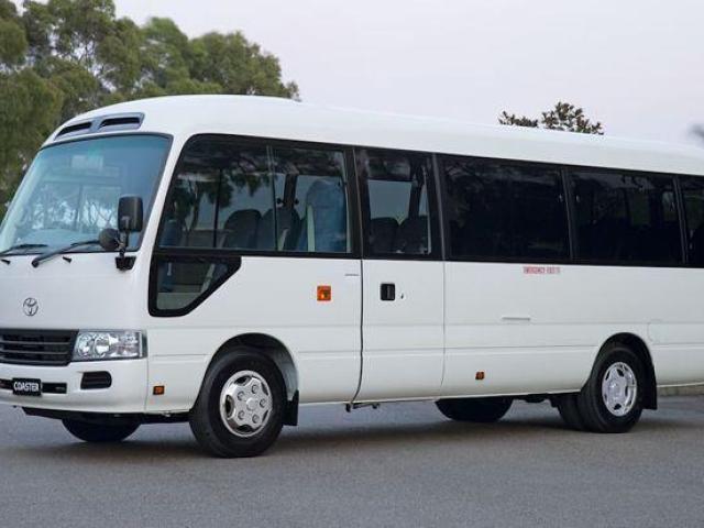 استمتع برفاهية التنقل مع تويوتا كوستر 2024 - الأفضل لرحلاتكم الجماعية!