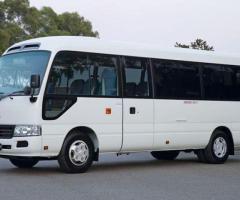 استمتع برفاهية التنقل مع تويوتا كوستر 2024 - الأفضل لرحلاتكم الجماعية!