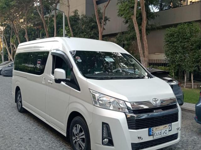 استمتع بأرقى خدمات النقل السياحي مع تويوتا هايس 2024 (13 راكب) من تورست ترافيل!