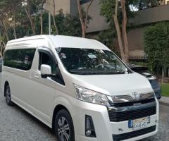 استمتع بأرقى خدمات النقل السياحي مع تويوتا هايس 2024 (13 راكب) من تورست ترافيل!