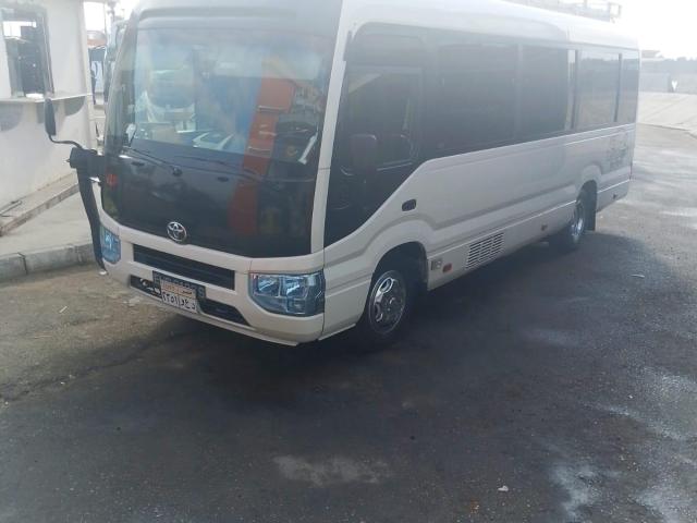 تأجير كوستر الحديثة مع سائق محترف؛ لجمع شملك مع العائلة في باص واحد مريح.