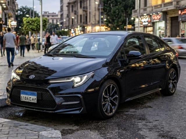 استأجر الان تويوتا كورولا 2024 بسائق من شركة تورست استمتع بقمة الراحة