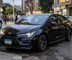 استأجر الان تويوتا كورولا 2024 بسائق من شركة تورست استمتع بقمة الراحة