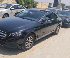إيجار  مرسيدس E200 موديل 2024 بسائق .. رفيقك المثالي في كل وجهة فخامه