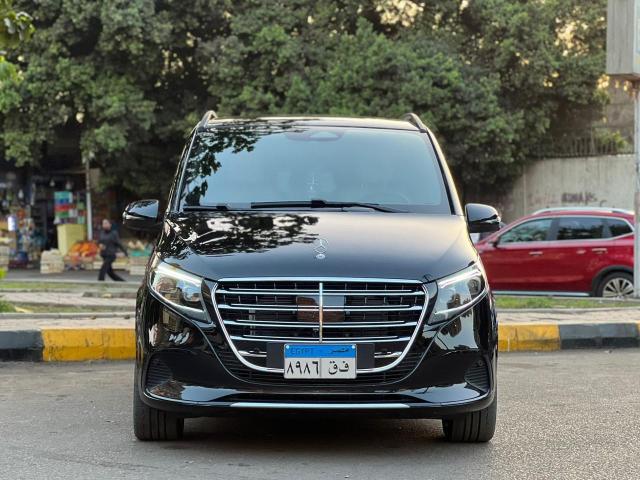 إيجار مرسيدس V300 موديل 2024: عنوان الفخامة والرفاهية في كل مشوار