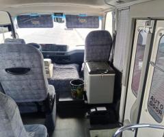 إيجار تويوتا كوستر للرحلات الجماعية والجامعات.. استمتع بالطريق مع فريقك.