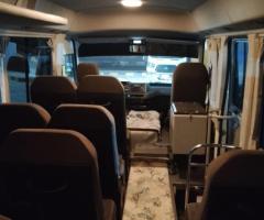 إيجار تويوتا كوستر للرحلات الجماعية والجامعات.. استمتع بالطريق مع فريقك.