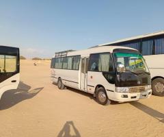 إيجار تويوتا كوستر للرحلات الجماعية والجامعات.. استمتع بالطريق مع فريقك.