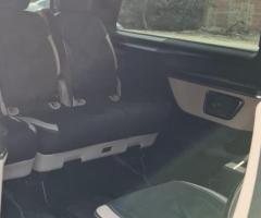 إيجار مرسيدس V300.. رفاهية لا تقارن ومساحة داخلية فاخرة جداً.