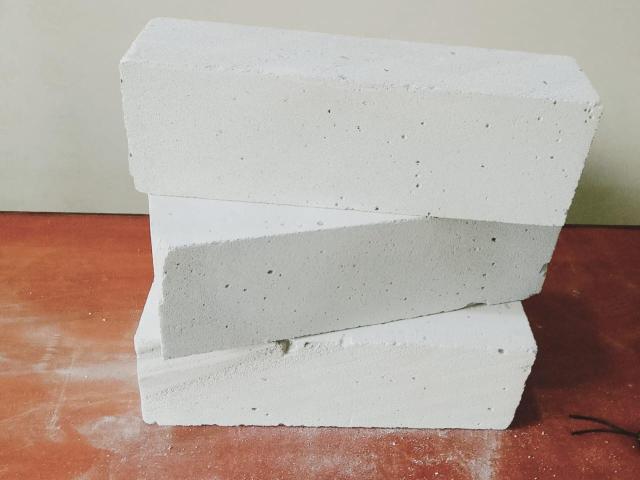 طوب أبيض خفيف… قوة في البناء وراحة في التنفيذ