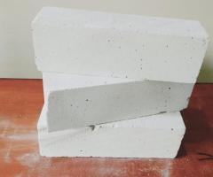 طوب أبيض خفيف… قوة في البناء وراحة في التنفيذ