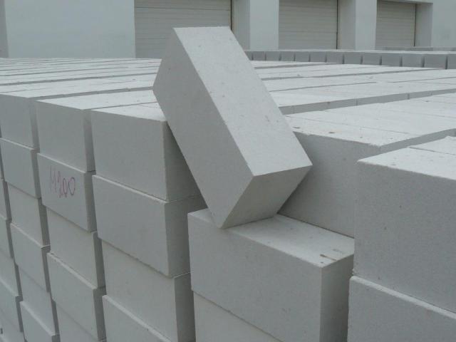 طوب أبيض خفيف… قوة في البناء وراحة في التنفيذ