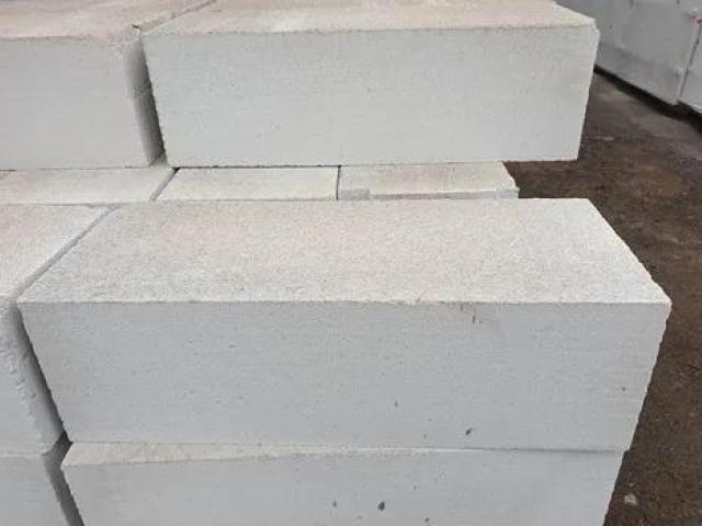 الطوب الابيض الرغوي